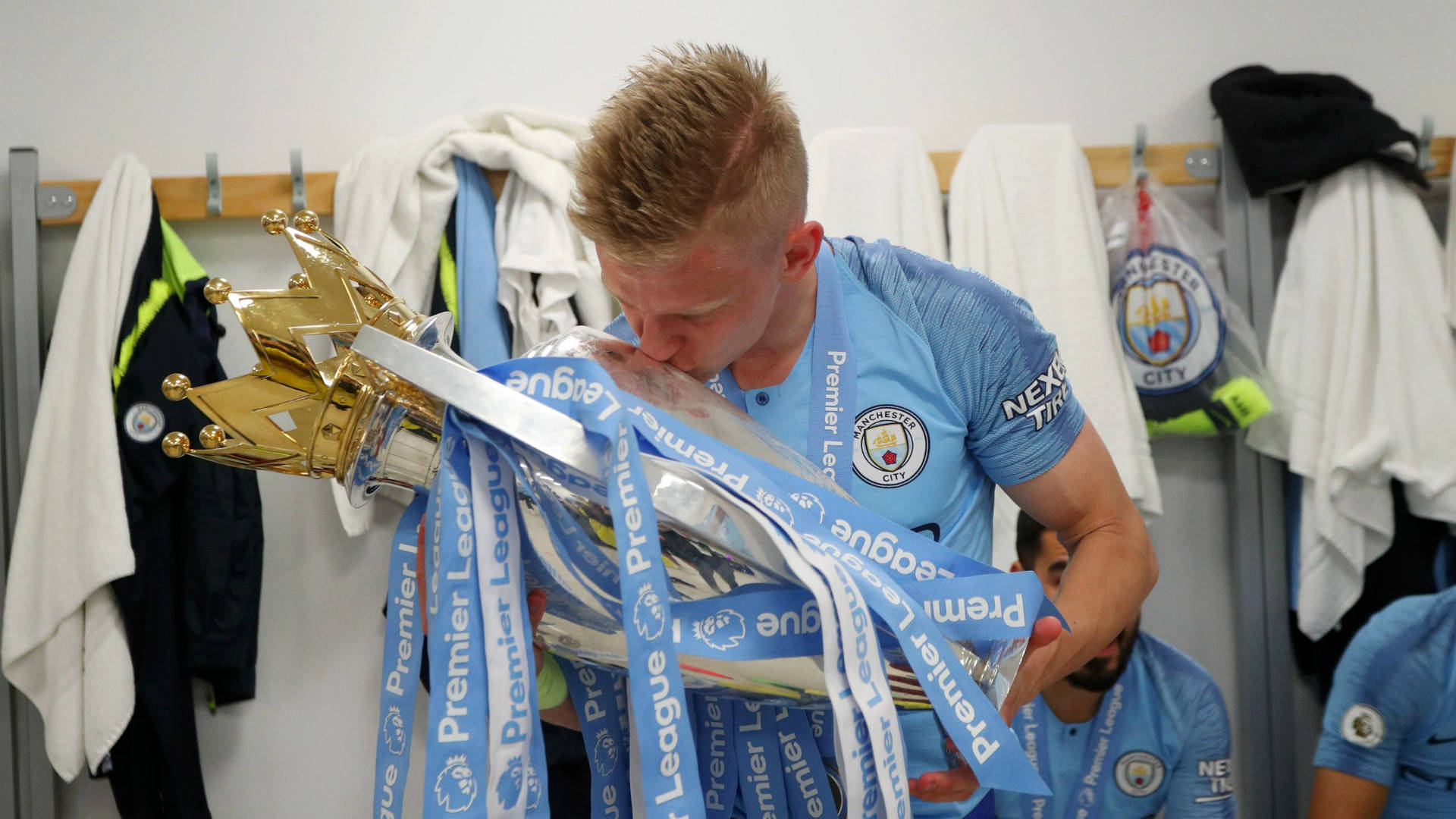 Oleksandr Zinchenko Trophy Kiss