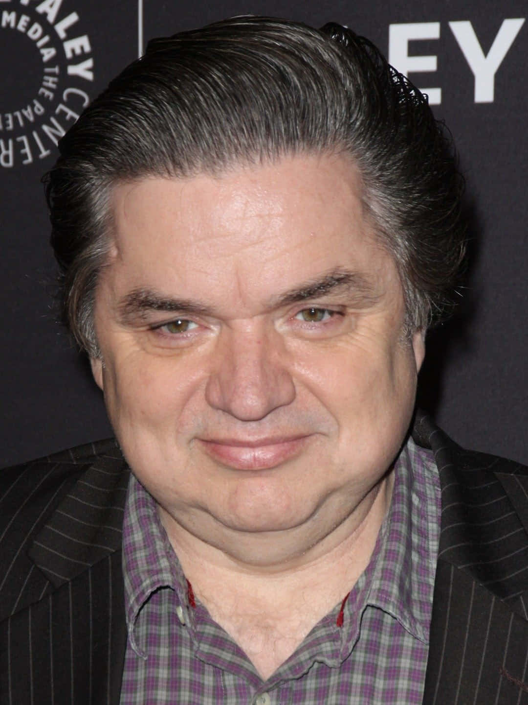 Oliver Platt In An Expressive Stance Background