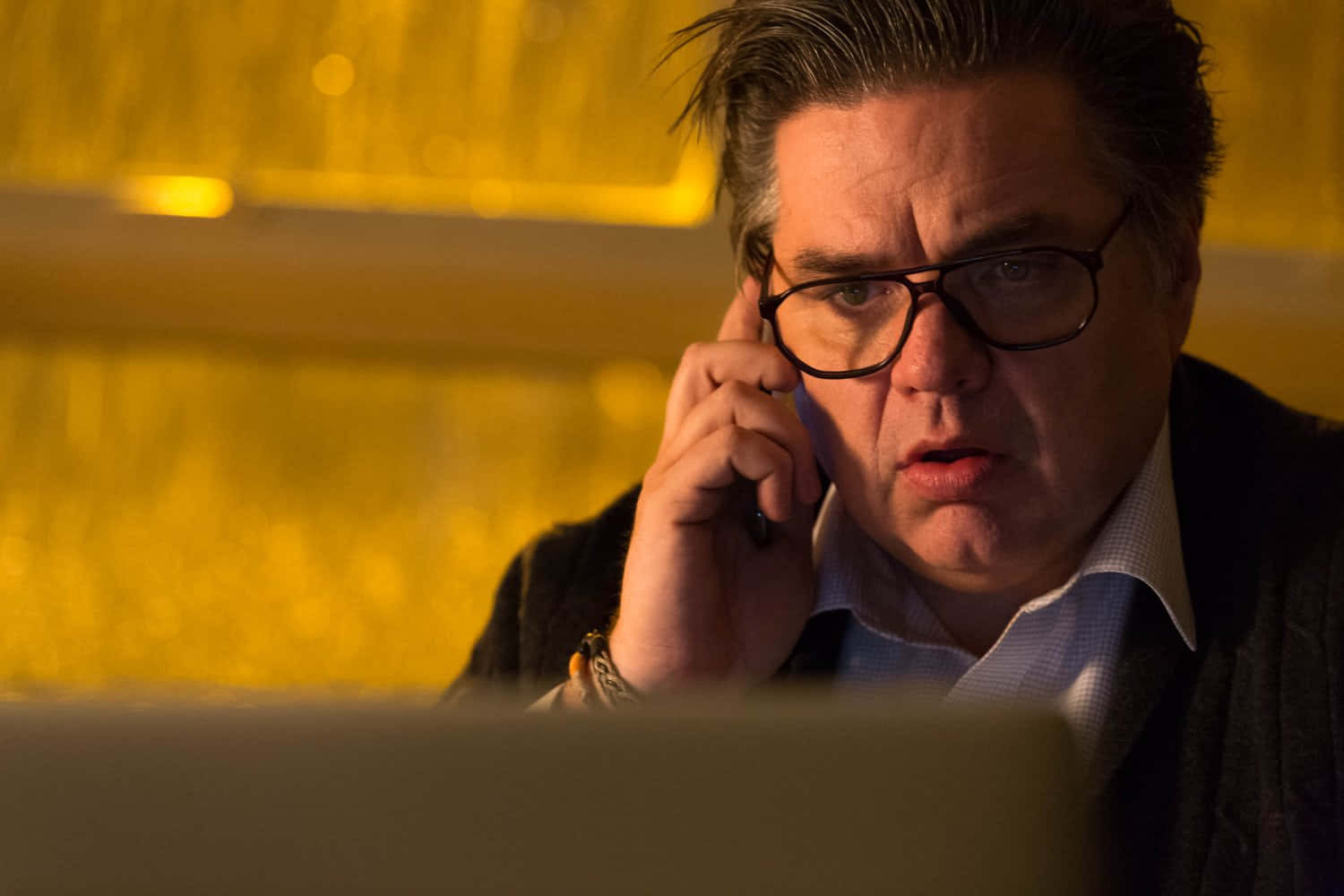 Oliver Platt In An Iconic Pose Background