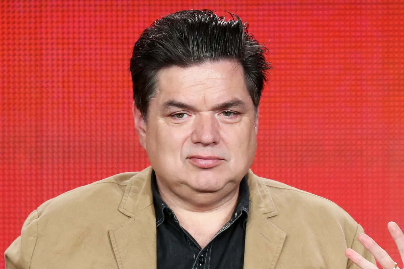 Oliver Platt Posing For A Shoot Background