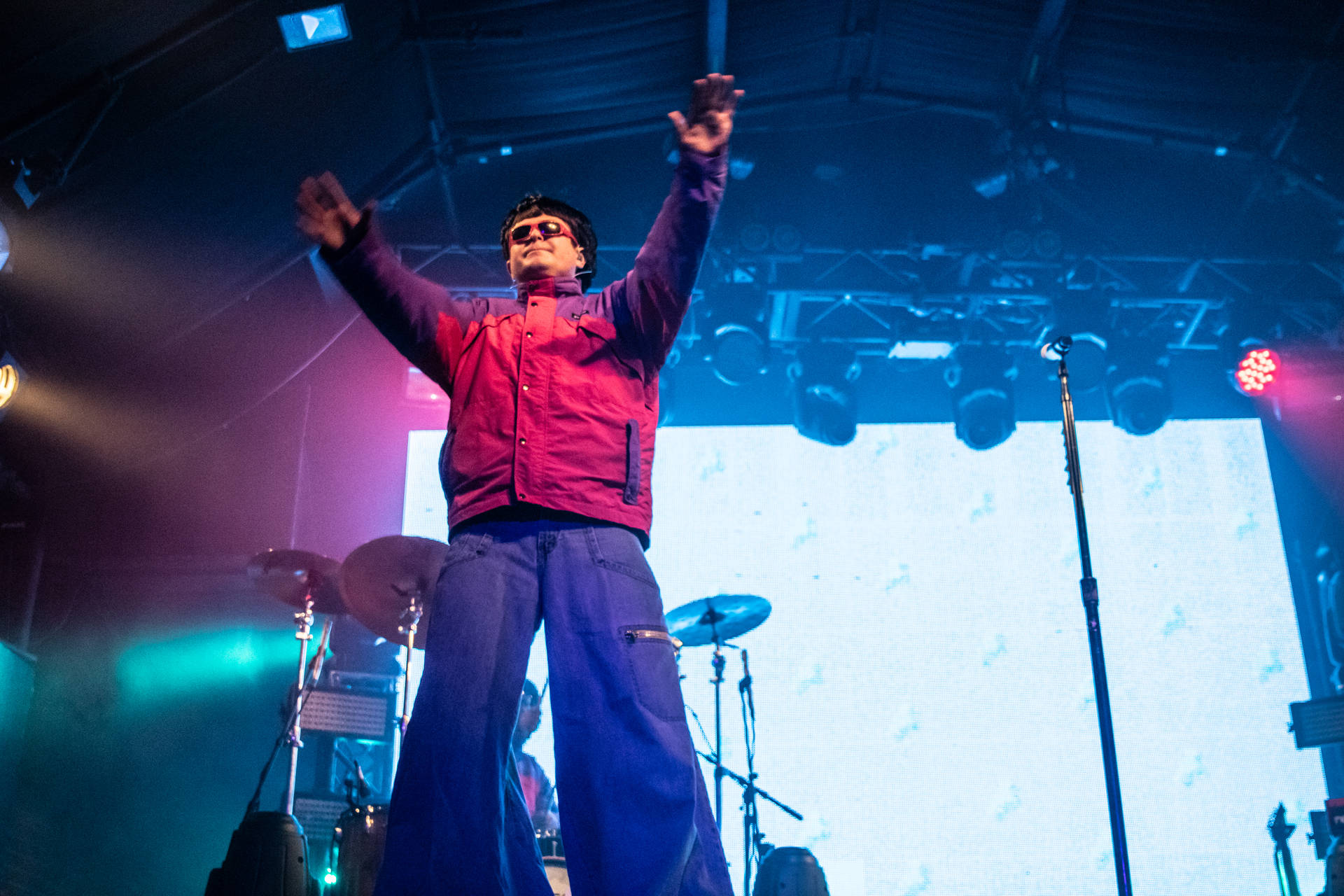 Oliver Tree Waving His Hands Background