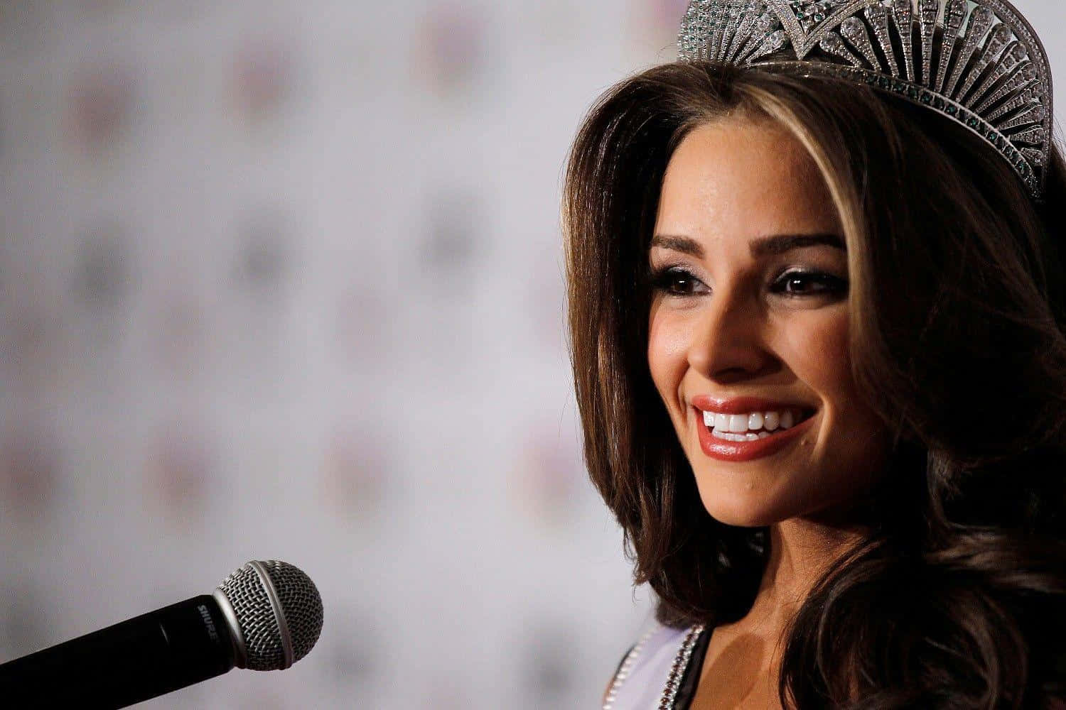 Olivia Culpo Radiates Beauty In Gold.