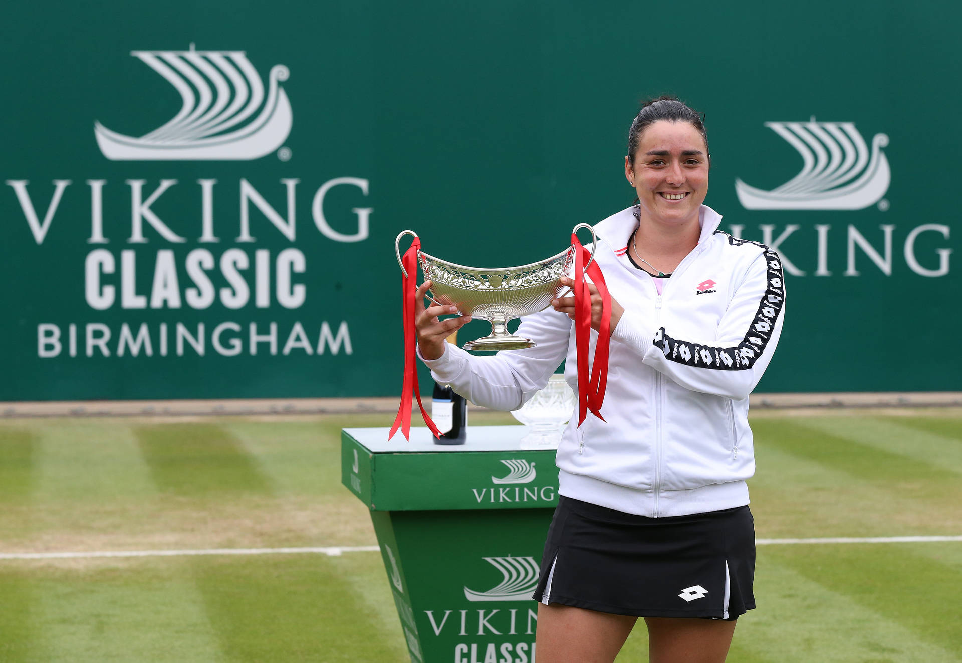 Ons Jabeur Holding Birmingham Classic Trophy Background