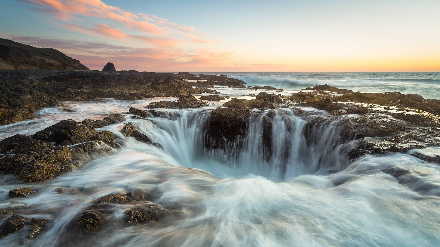 Oregon Thor's Well Background