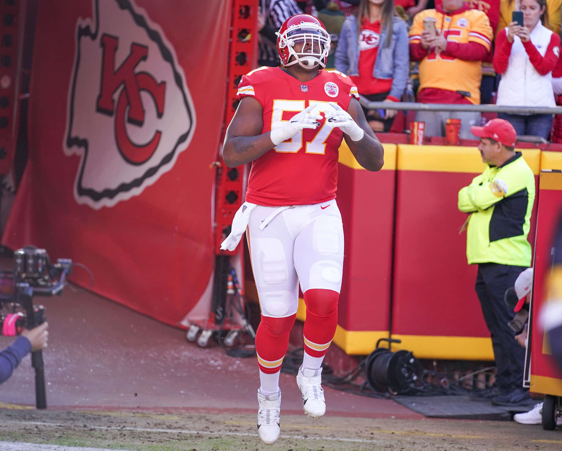 Orlando Brown Jr. Kansas City Chiefs Player Out The Tunnel Background