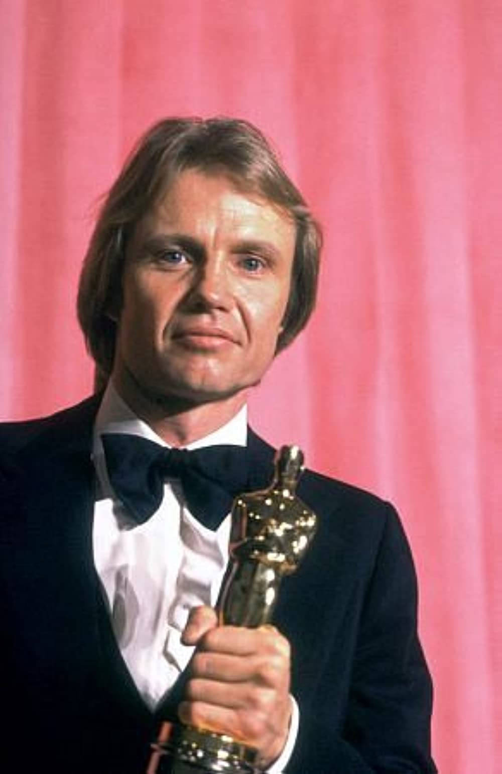 Oscar Awardee Jon Voight Background