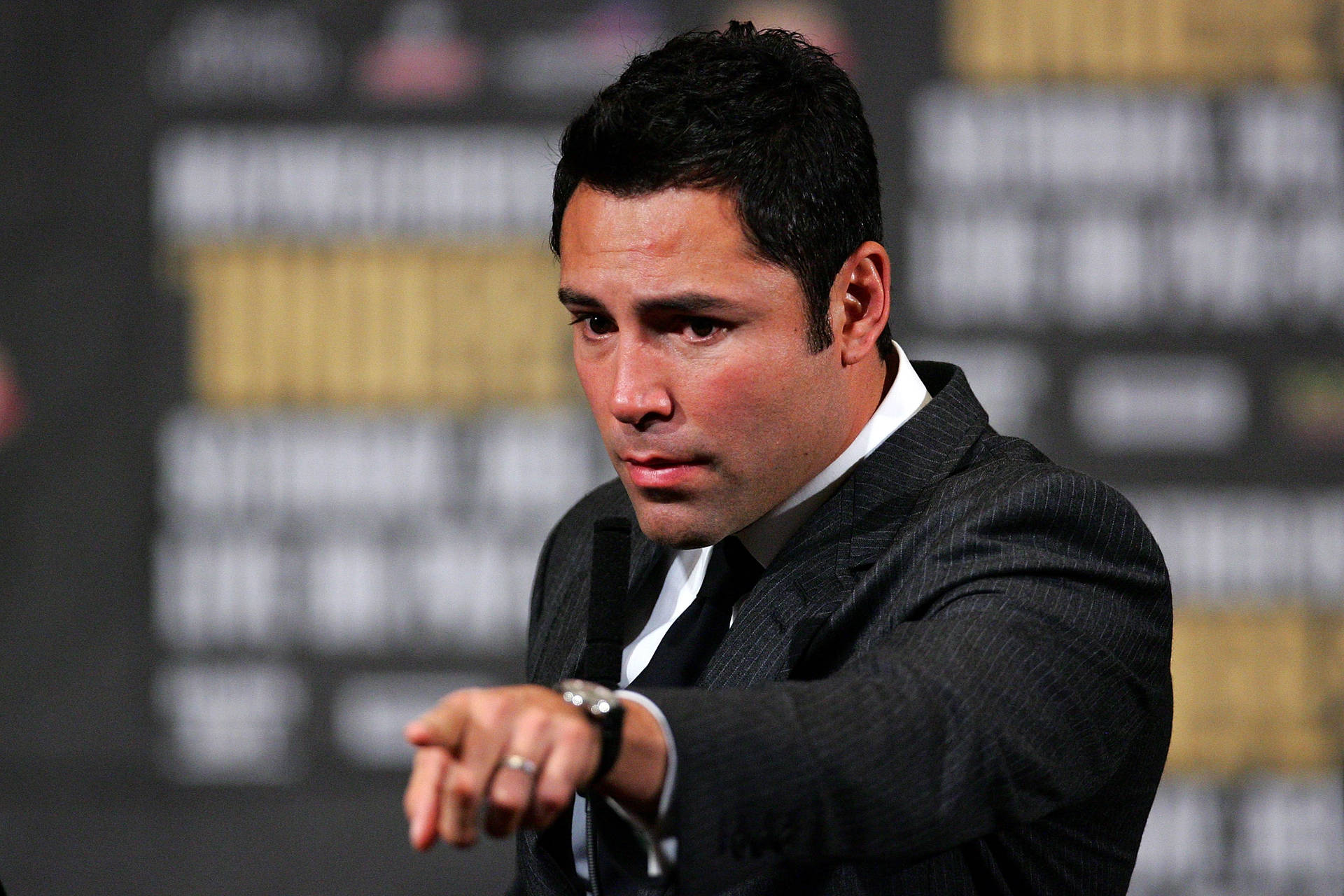 Oscar De La Hoya Pointing Background