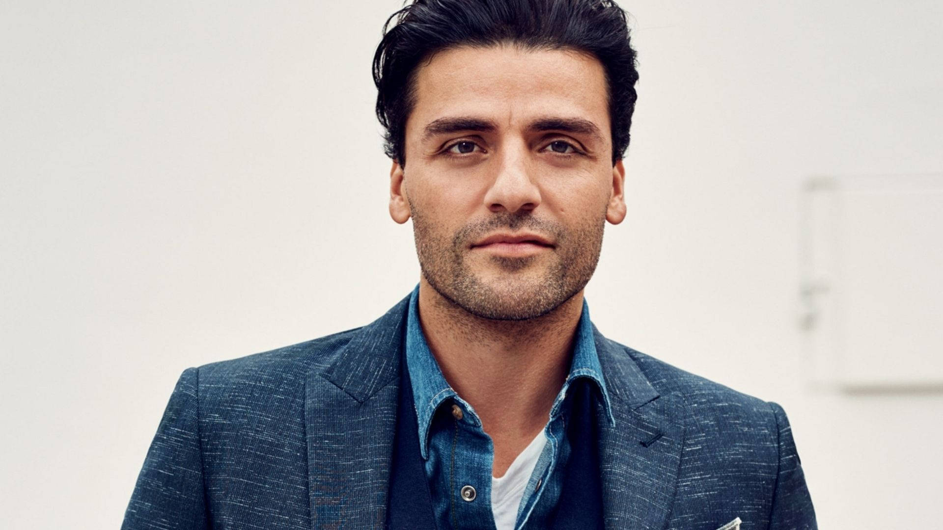 Oscar Isaac Fashionable Outfit Background