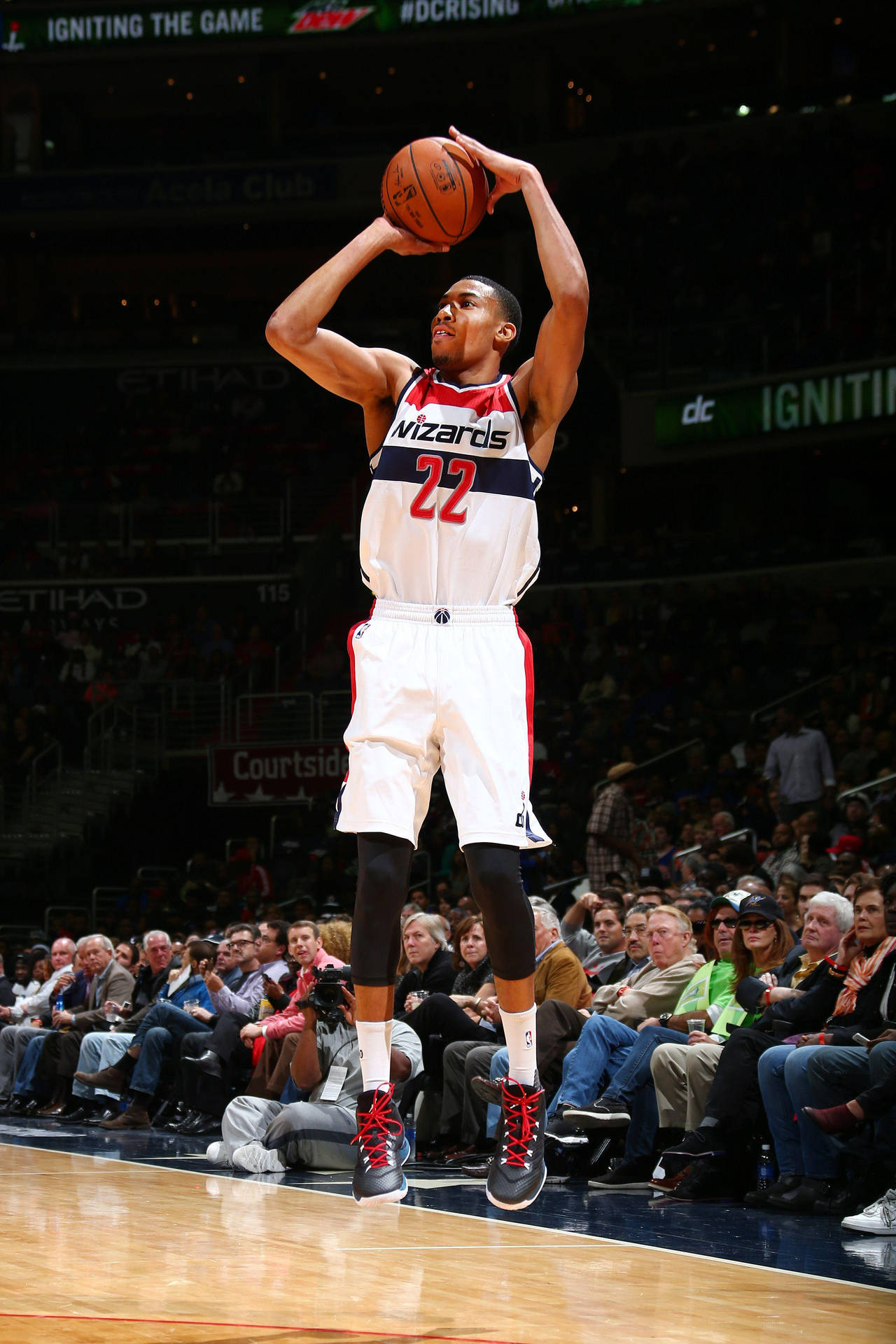 Otto Porter Jr. Concentrating On A Three-pointer Shot Background