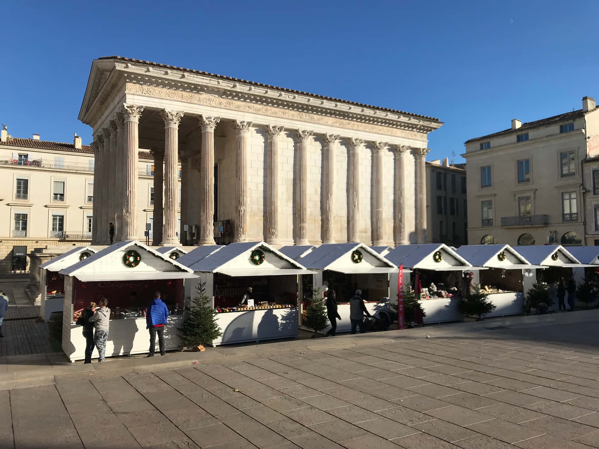 Outdoor Market Beside Maison Carrée Background
