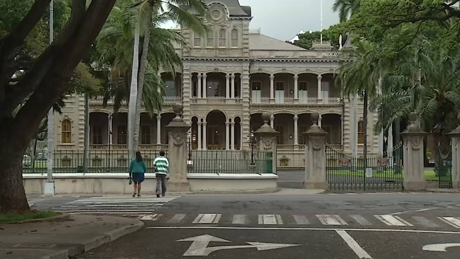 Outside The Gates Of Iolani Palace Background