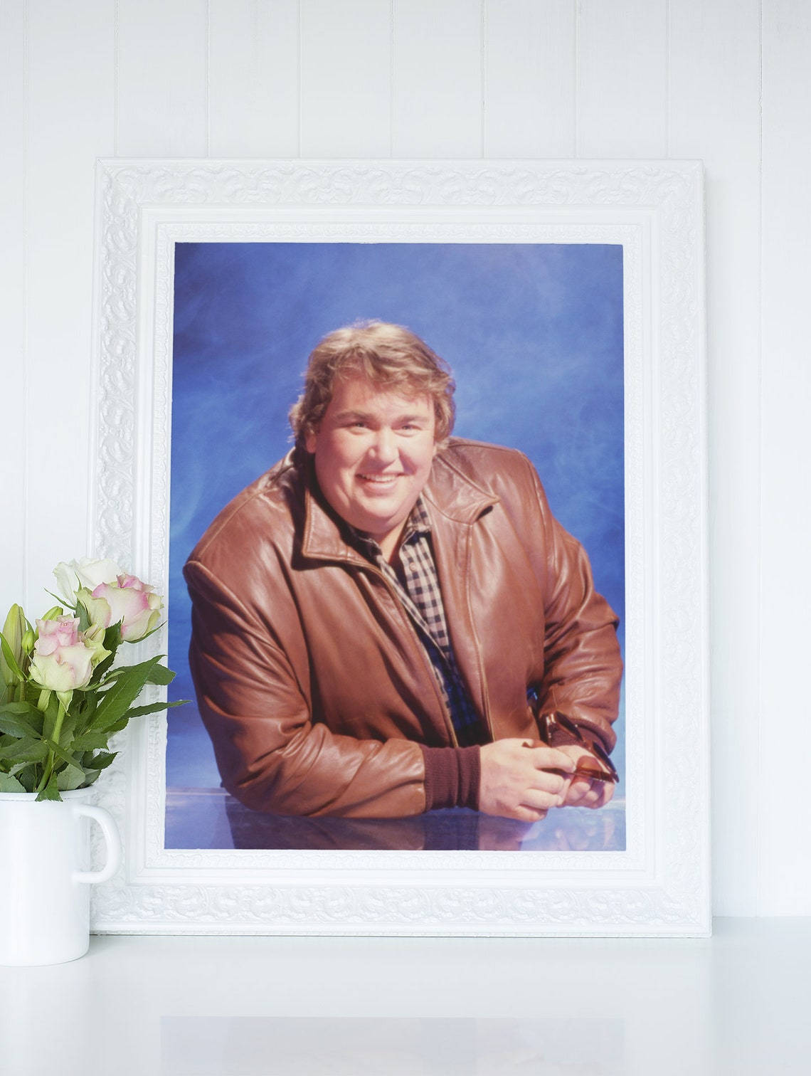 Outstanding Comedian John Candy In Frame Background
