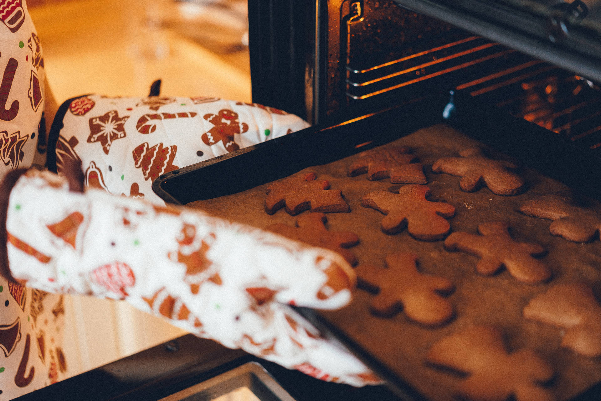 Oven Mitt And Tray Of Cookie