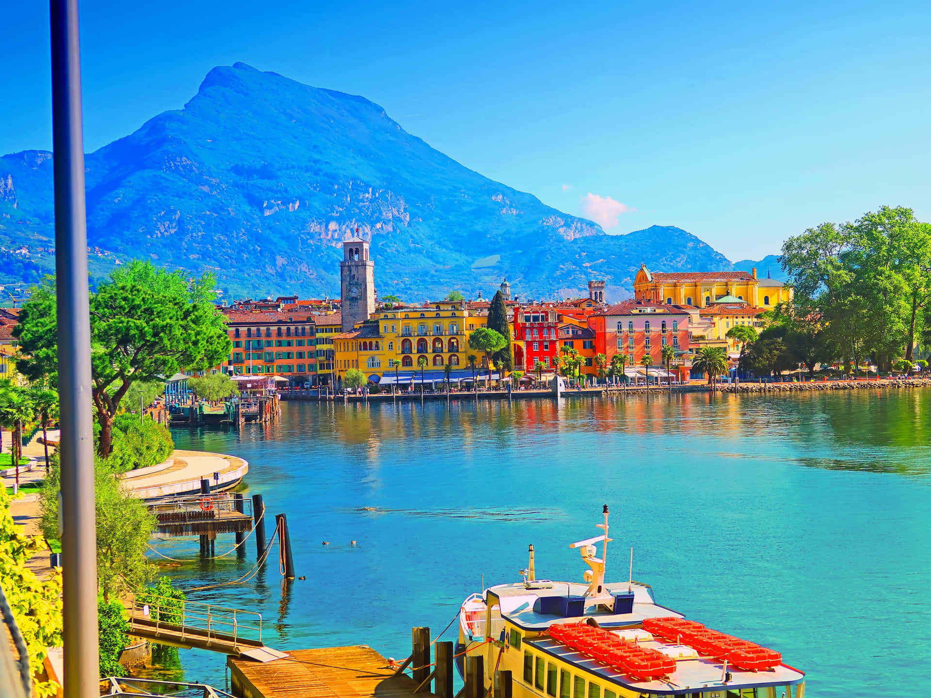 Overlooking Of Lago Di Garda Background