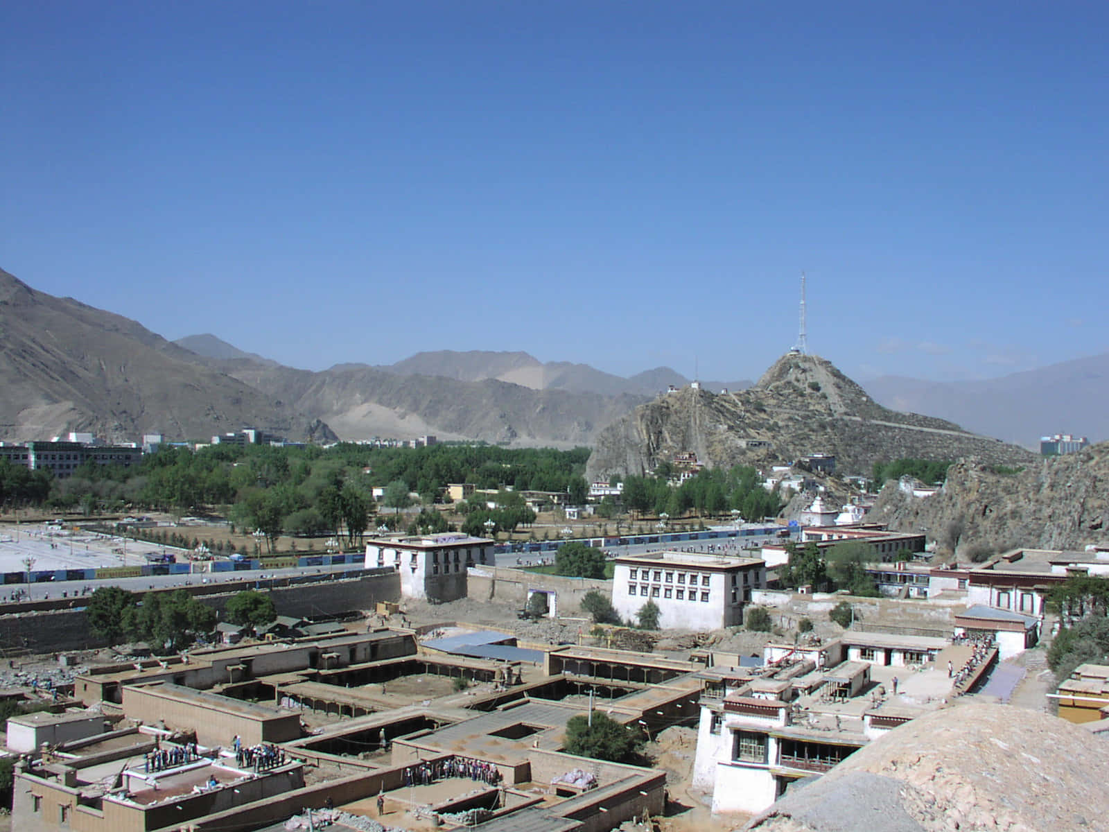 Overview Of The Buildings In Lhasa Background