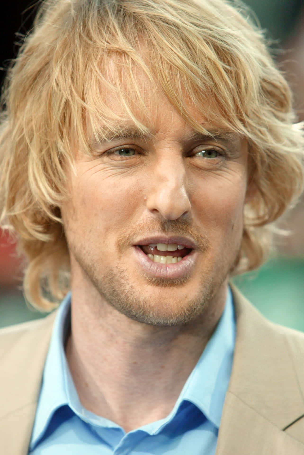 Owen Wilson In A Yellow T-shirt Background