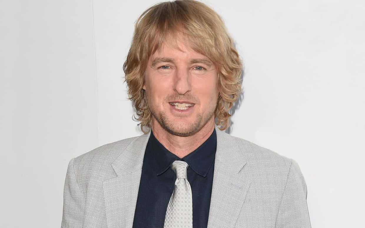 Owen Wilson Looking Content Background