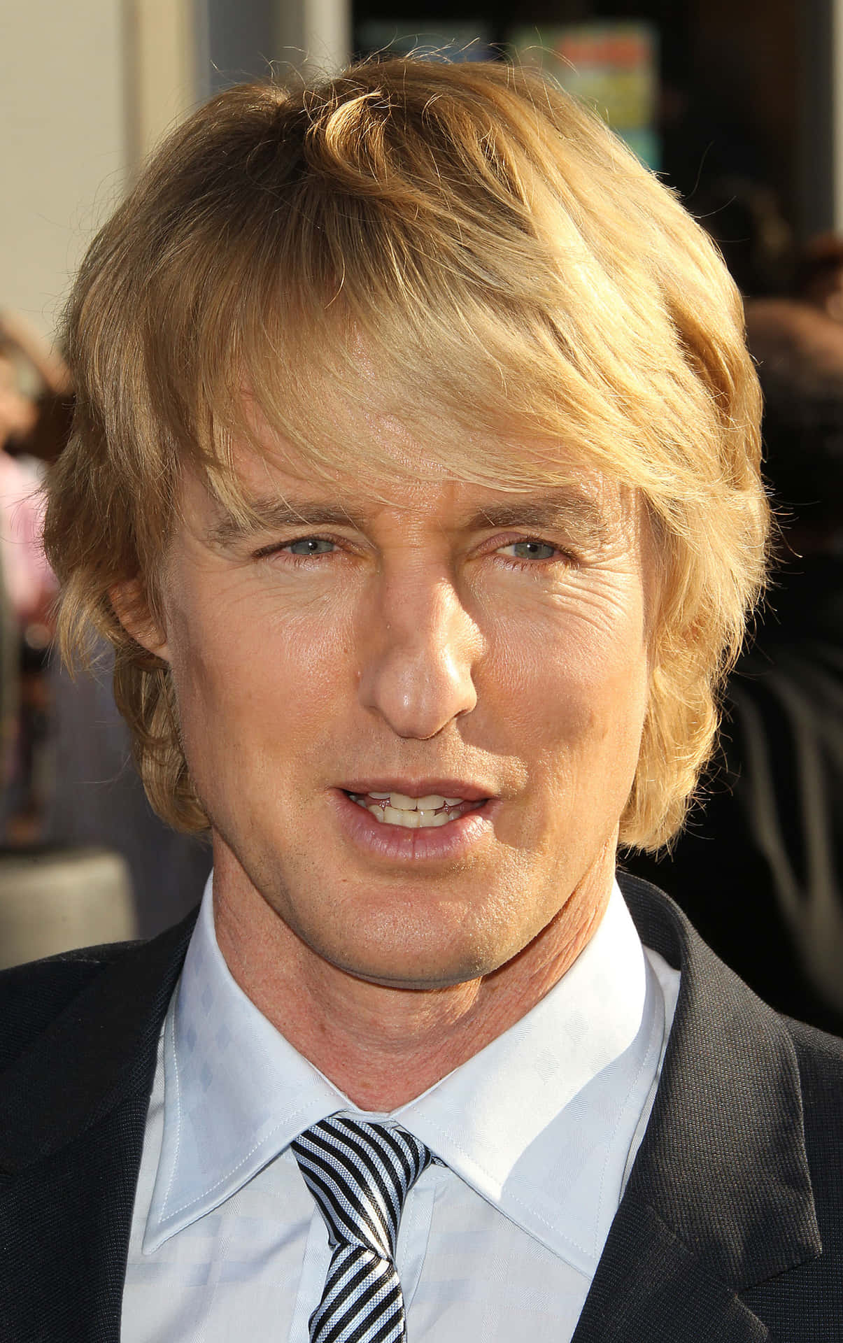 Owen Wilson Poses With A Relaxed Smile Background