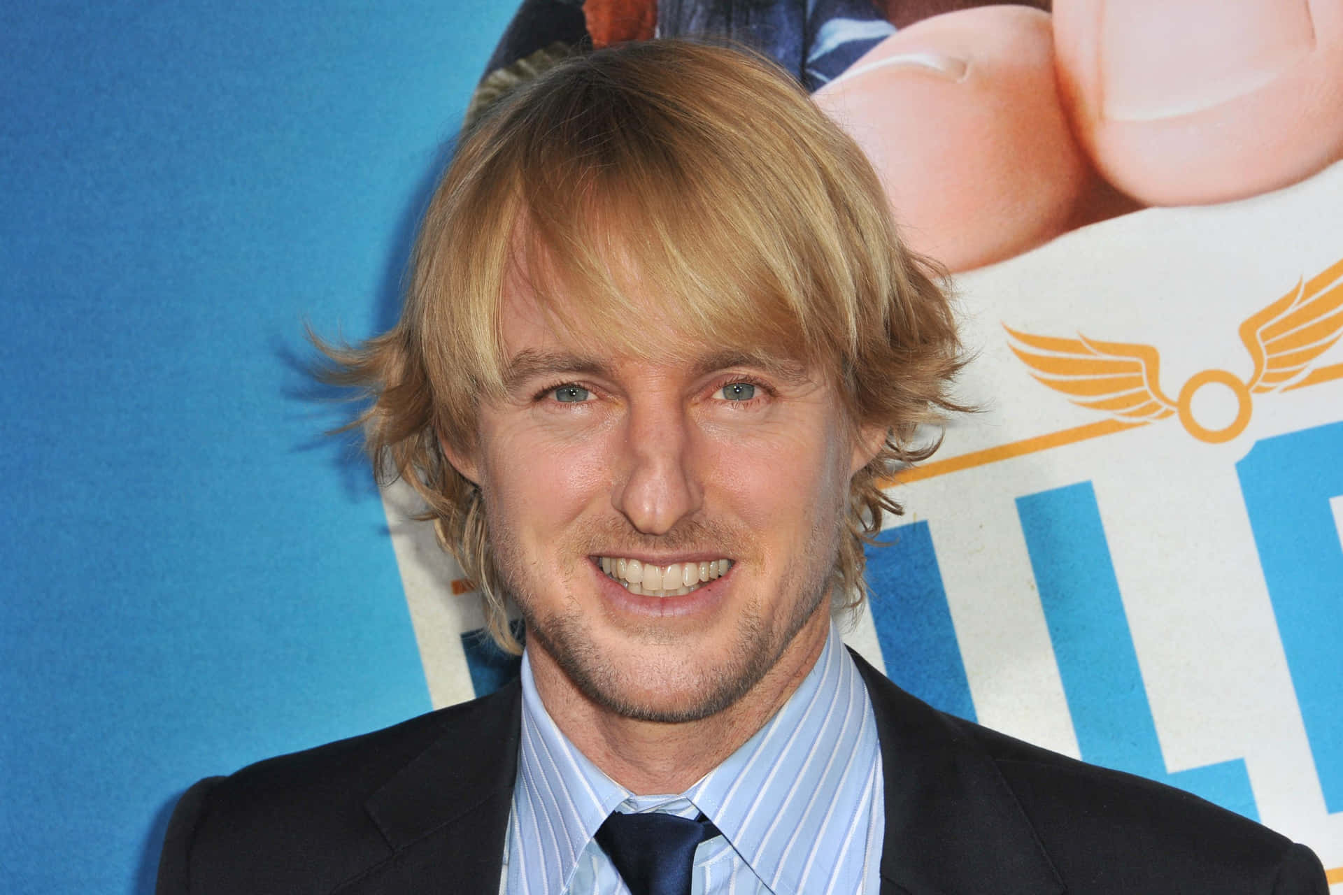 Owen Wilson Smirks For The Camera Background