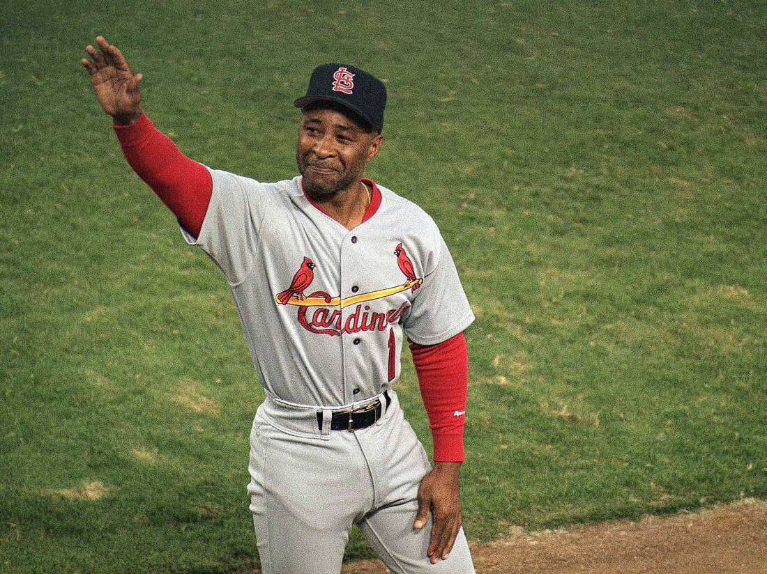 Ozzie Smith Greets Audience Background