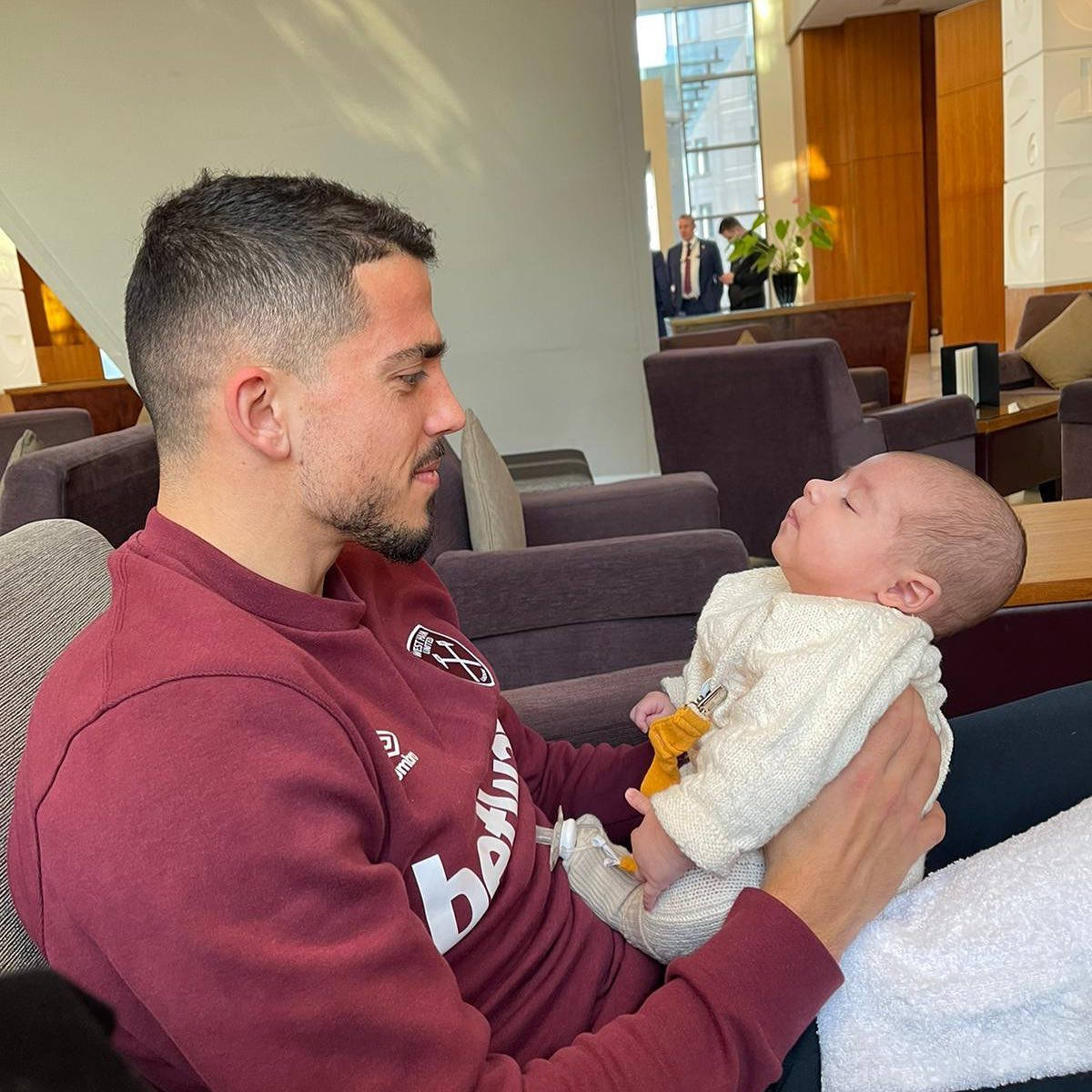 Pablo Fornals Baby Hold