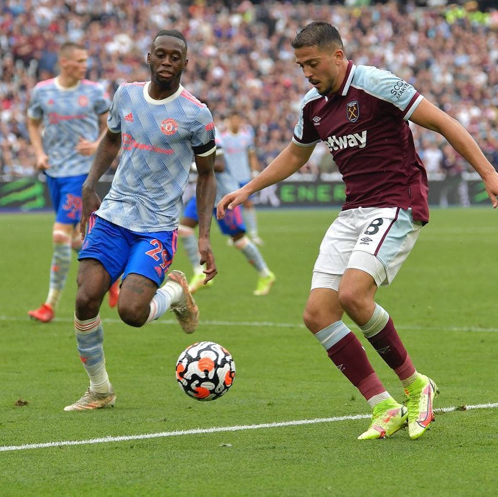 Pablo Fornals Dodging Steal Background