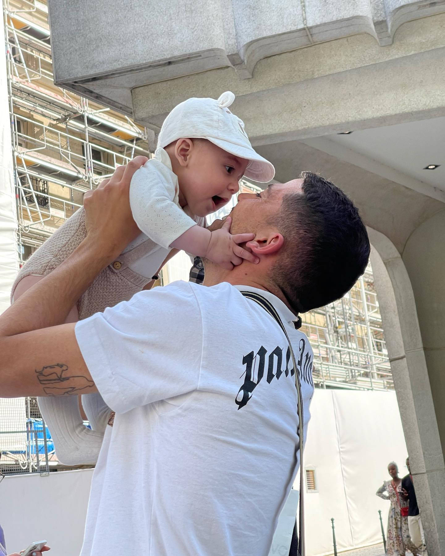 Pablo Fornals Kissing Son Background