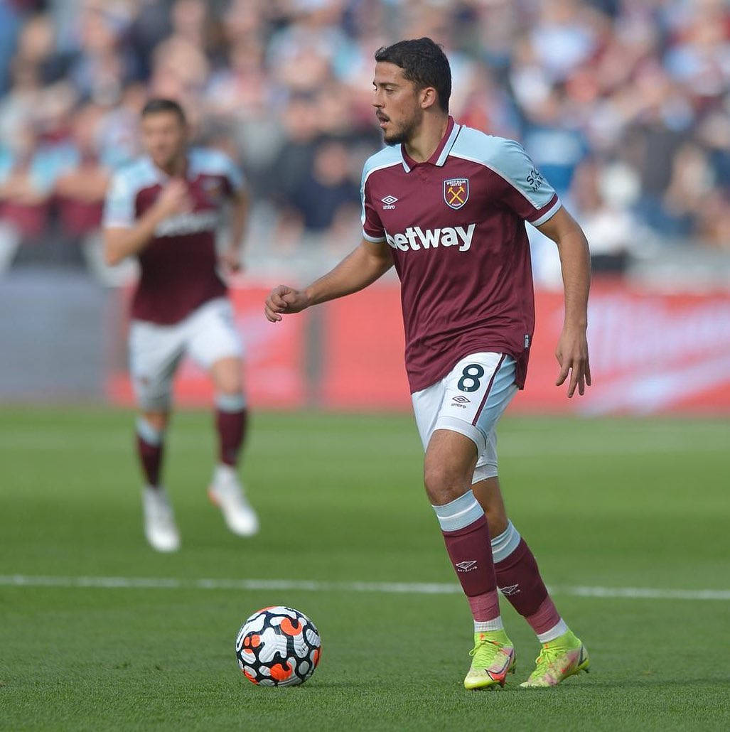 Pablo Fornals Mid Game Background