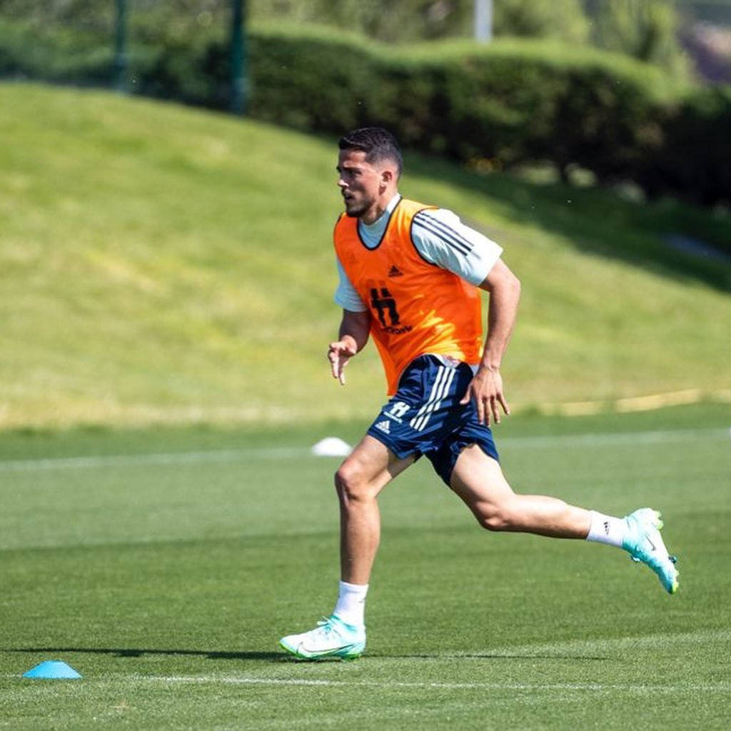 Pablo Fornals Orange Training Background