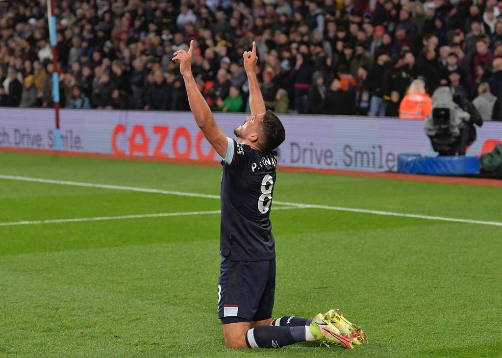 Pablo Fornals Pointing Sky Background