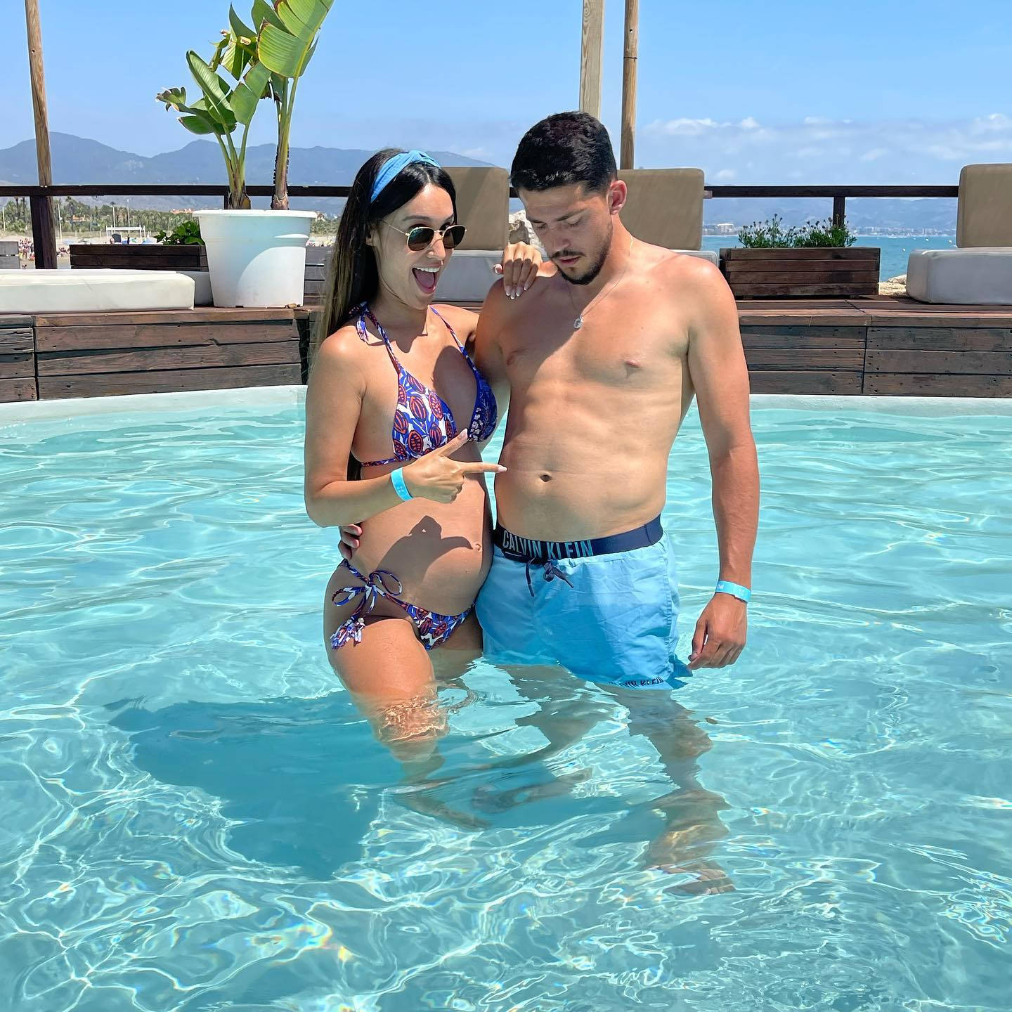 Pablo Fornals Pregnant Pool Background