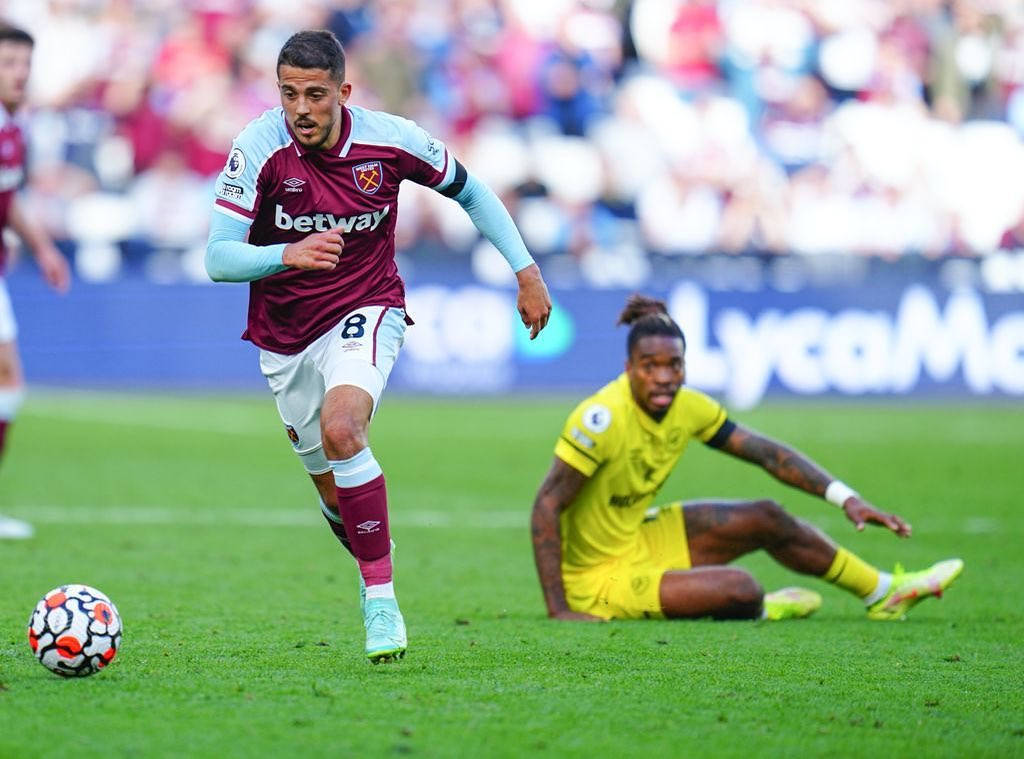 Pablo Fornals Stealing Background