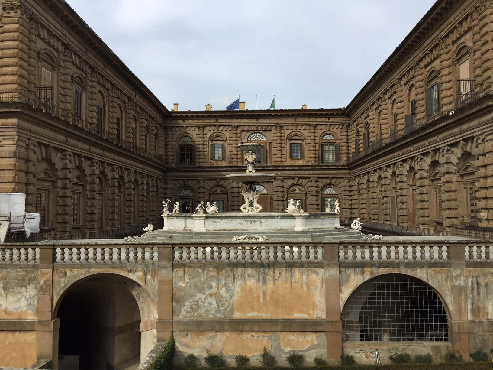 Palazzo Pitti Cloudy Day Background