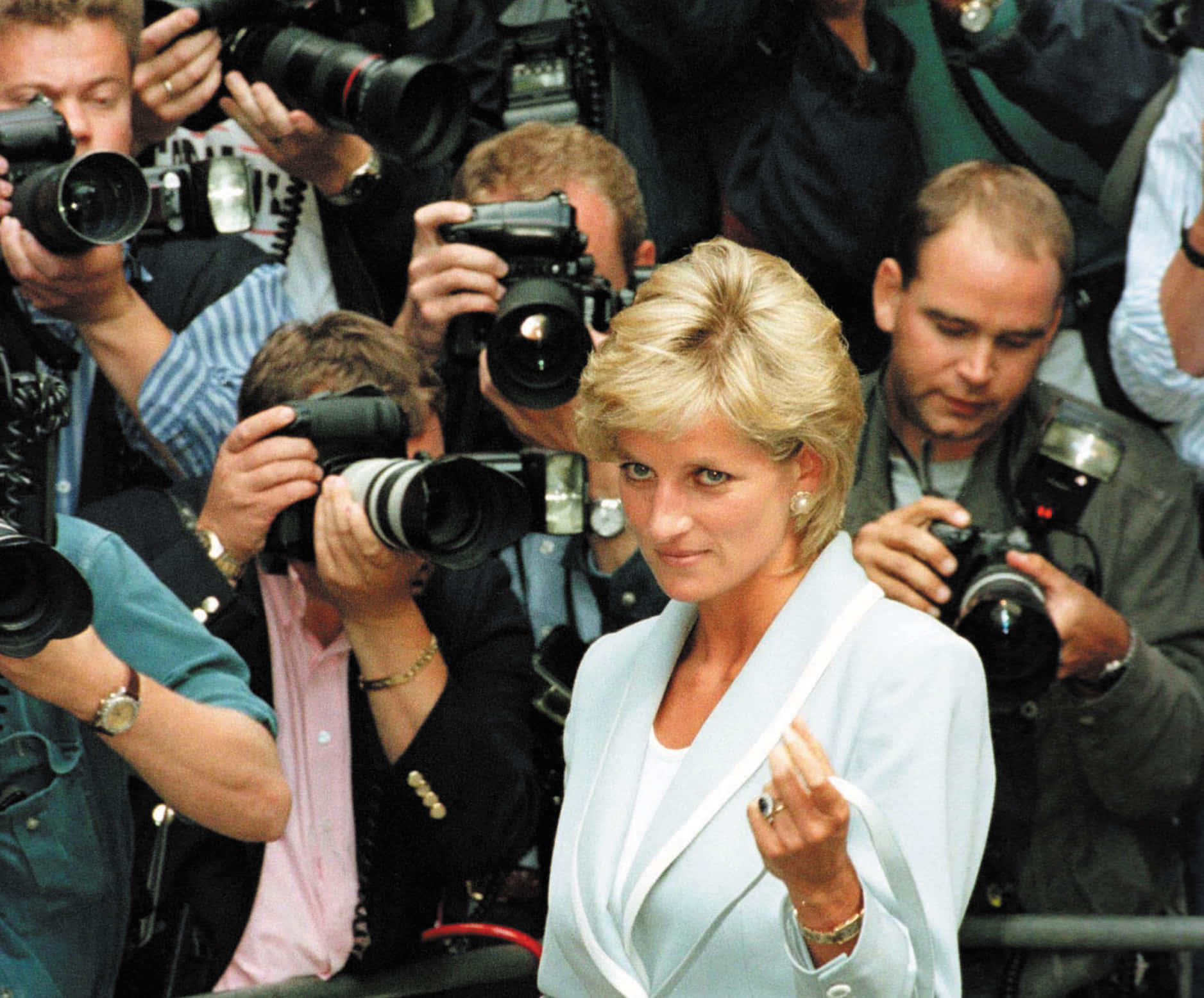 Paparazzi Diana Trump Background