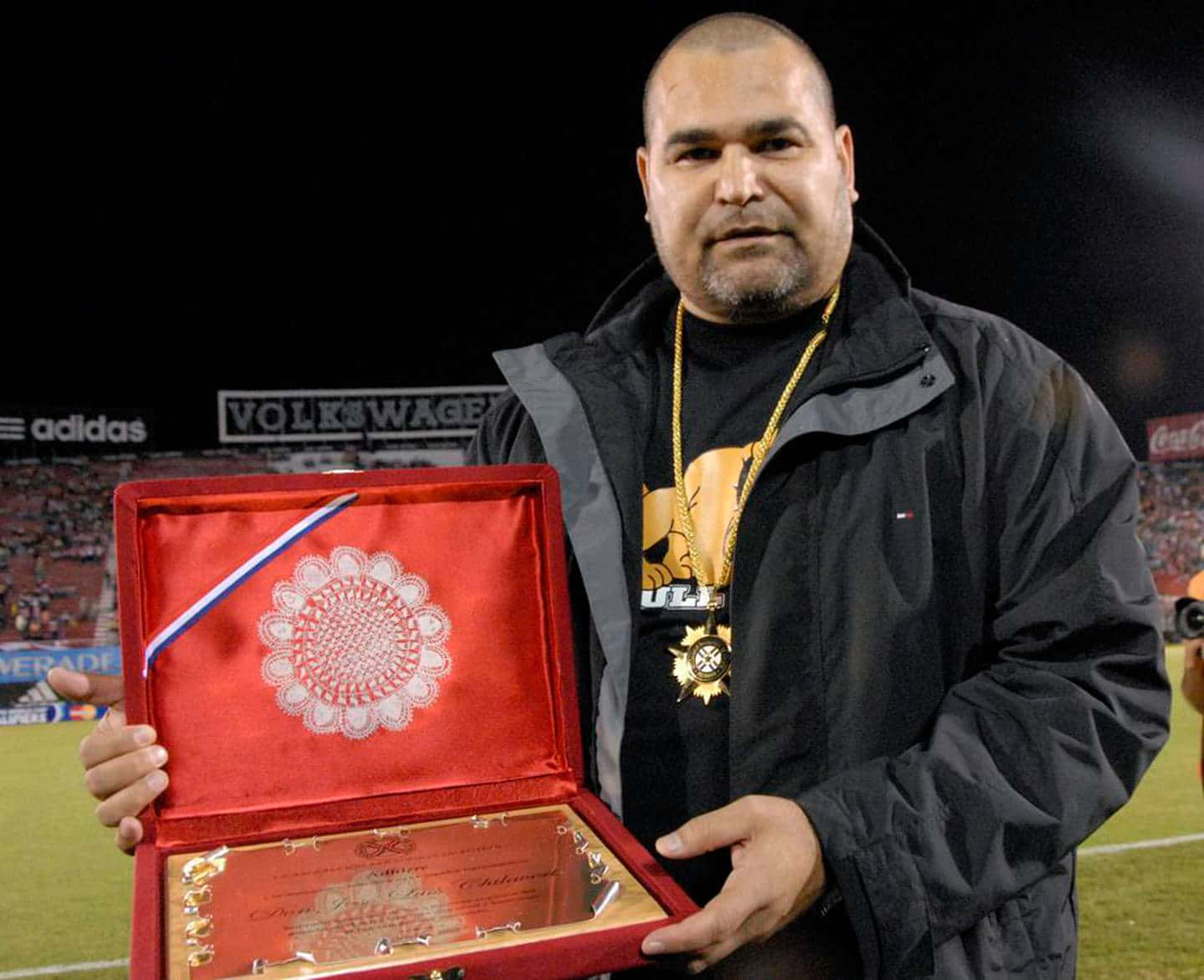 Paraguayan Legend Jose Luis Chilavert Holding Arsenio Erico Medal Background