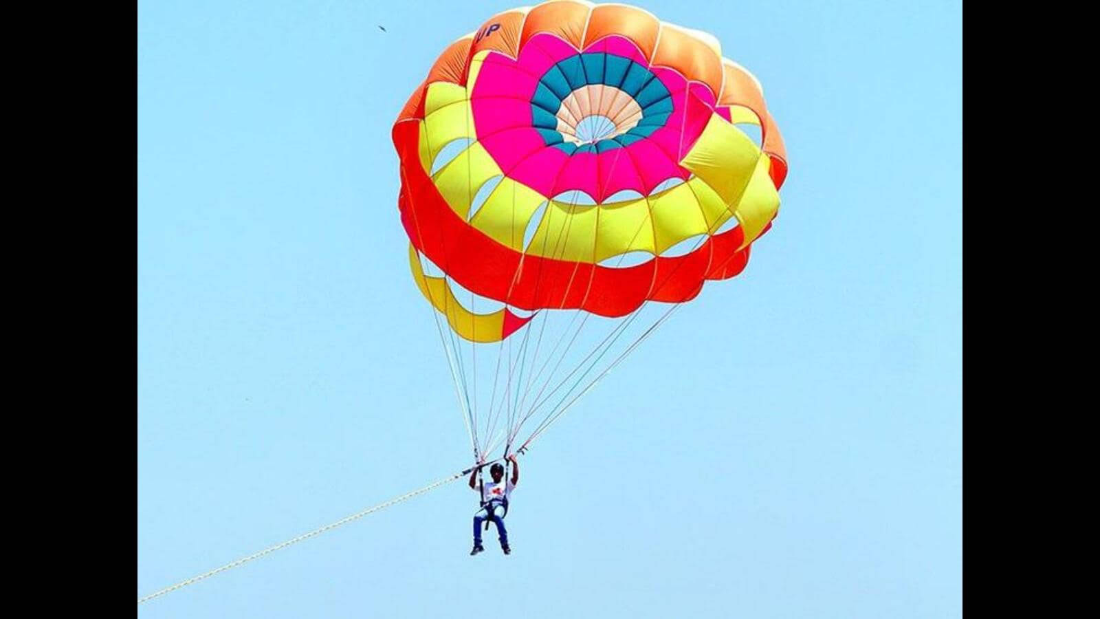 Parasailing Amawaman Lake Background