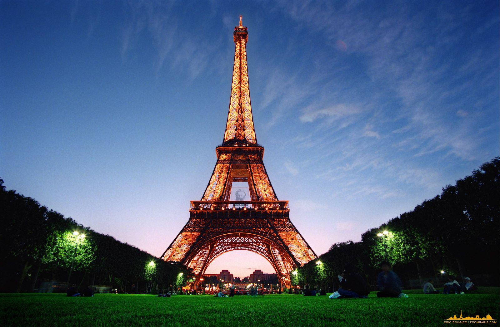 Paris Eiffel Tower Shimmers At Dusk Background