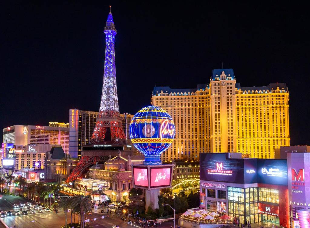 Paris Las Vegas Lighted Eiffel Tower And Montgolfier Hot Air Balloon