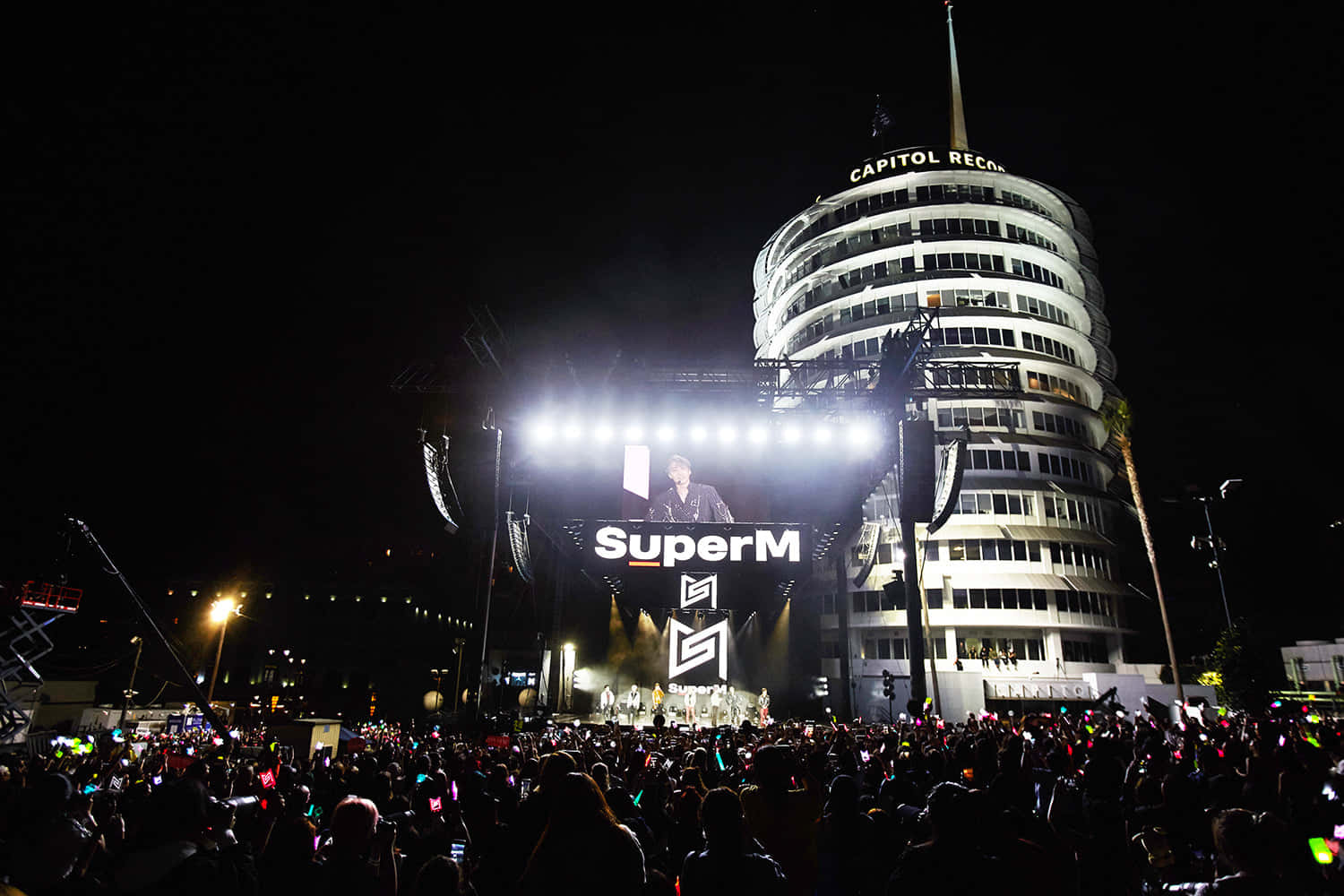 Party At The Ground Floor Of The Capitol Records Building Background