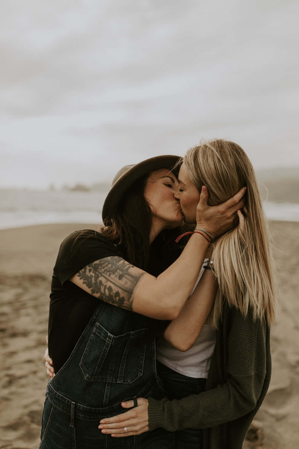 Passionate Embrace On The Shore- Mujeres Lesbianas Background