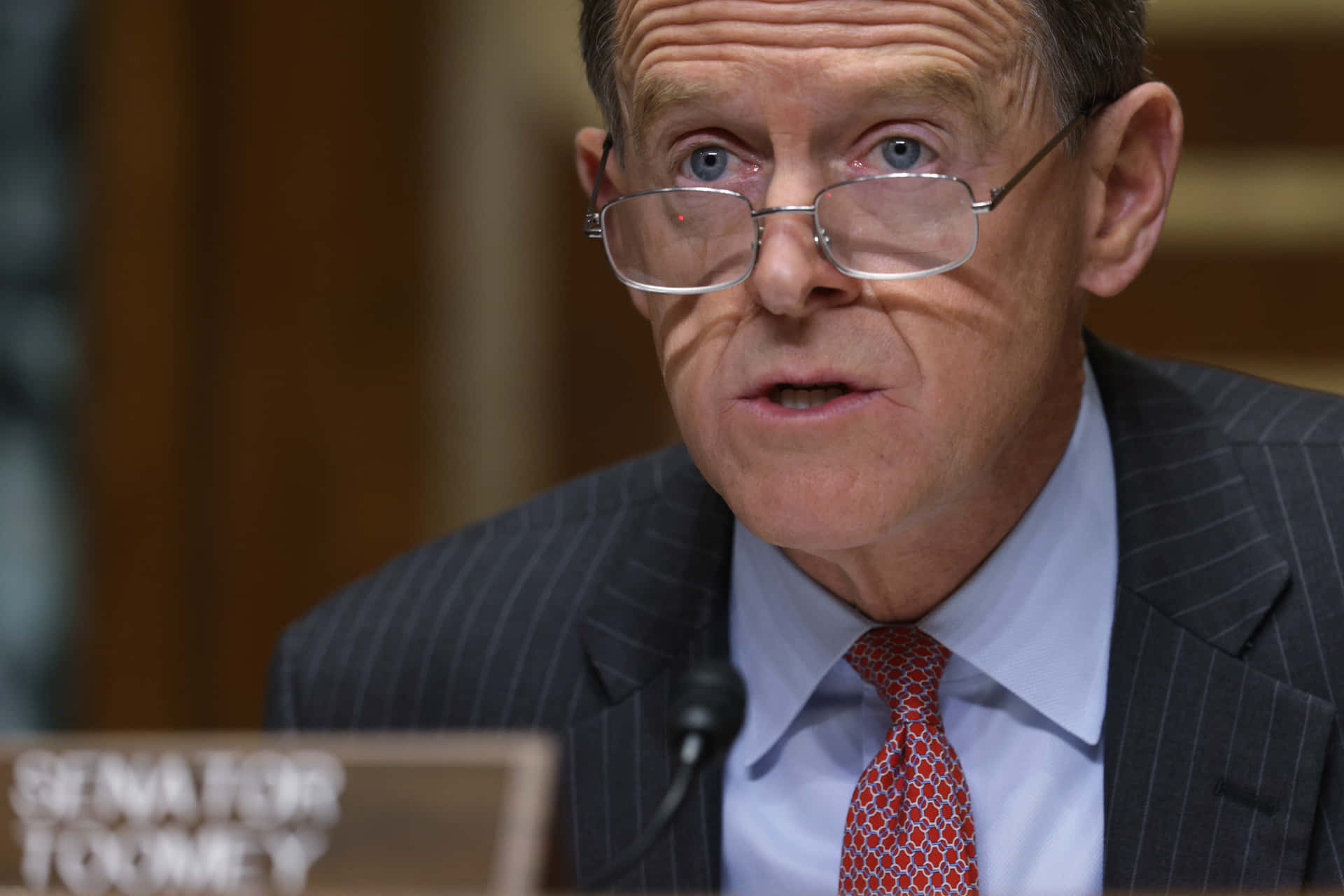 Pat Toomey Engrossed In Reading And Communicating Background