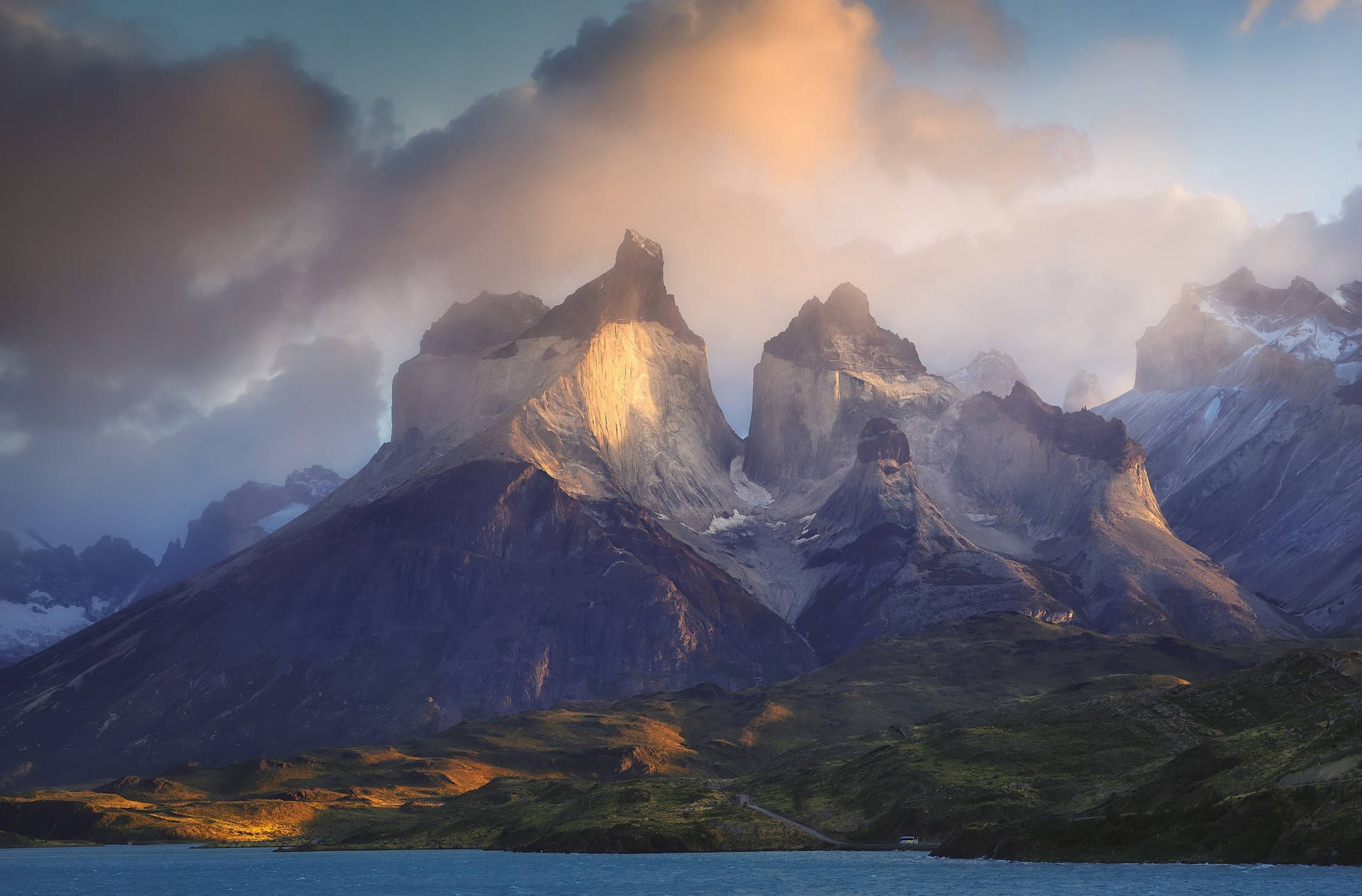 Patagonia Subtle Sun Rays Background