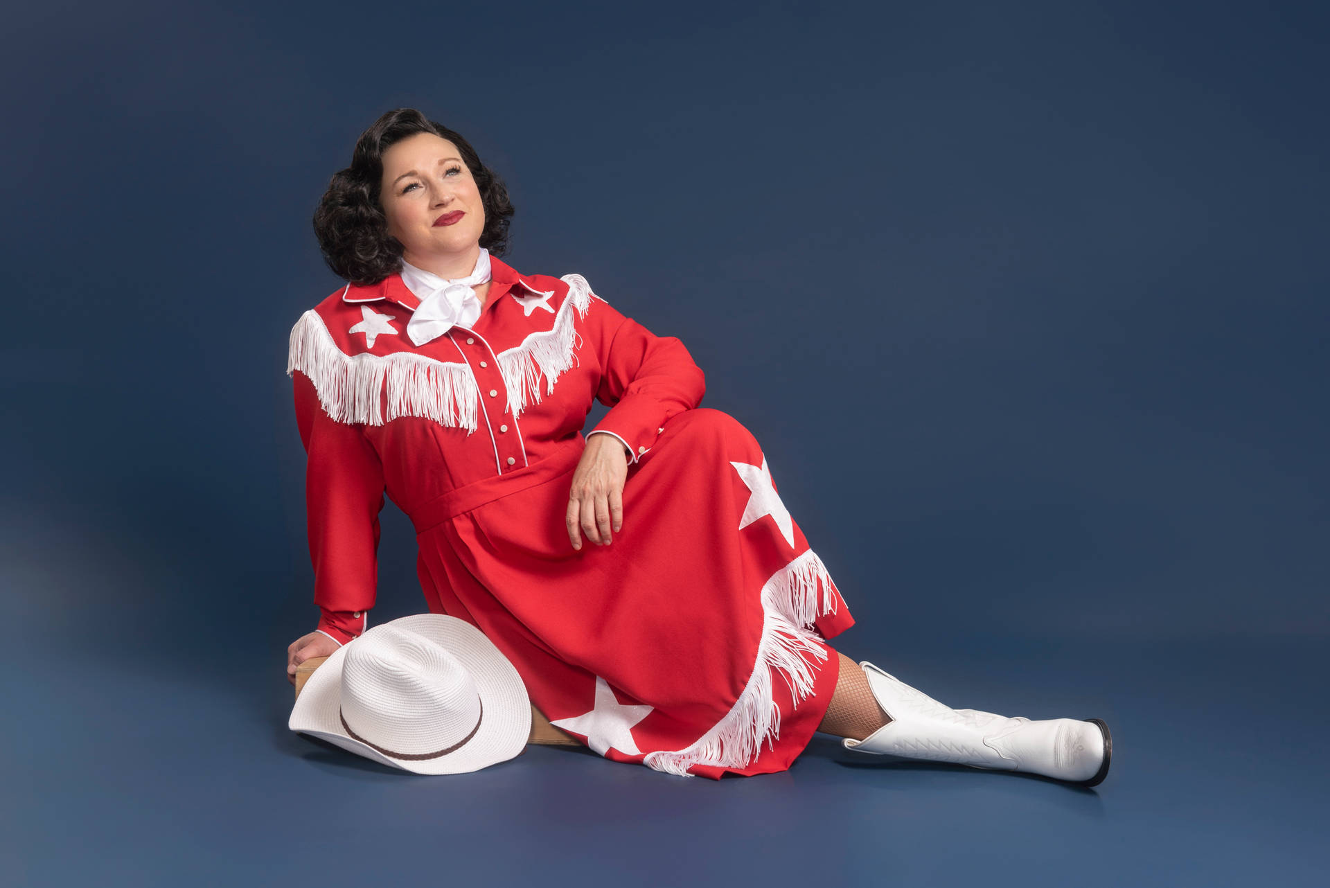 Patsy Cline In A Stunning Red And White Outfit Background