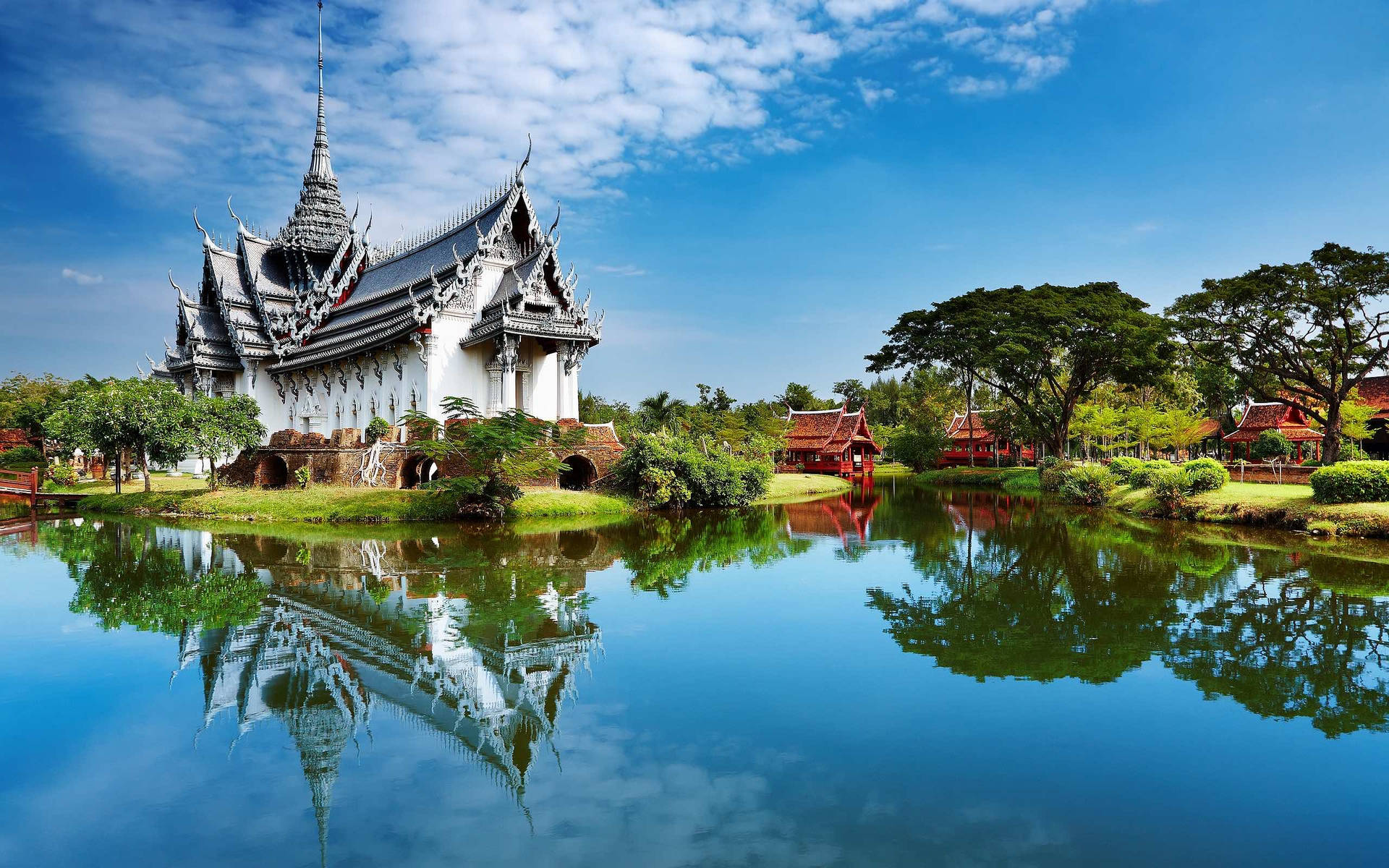 Pattaya Temple Reflecting On Lake Background