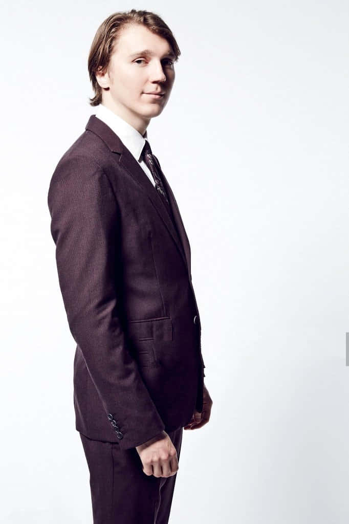 Paul Dano Looks Dapper In His Suit. Background