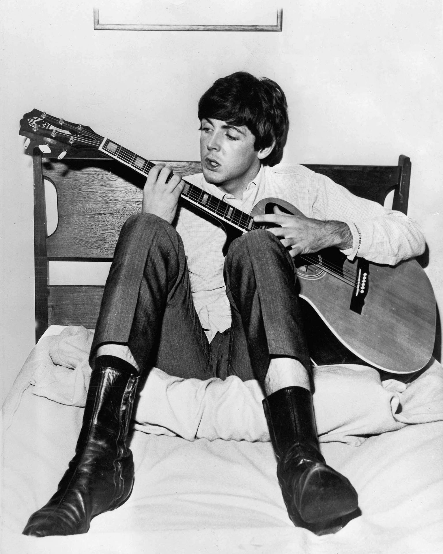 Paul Mccartney Guitar Bed Background