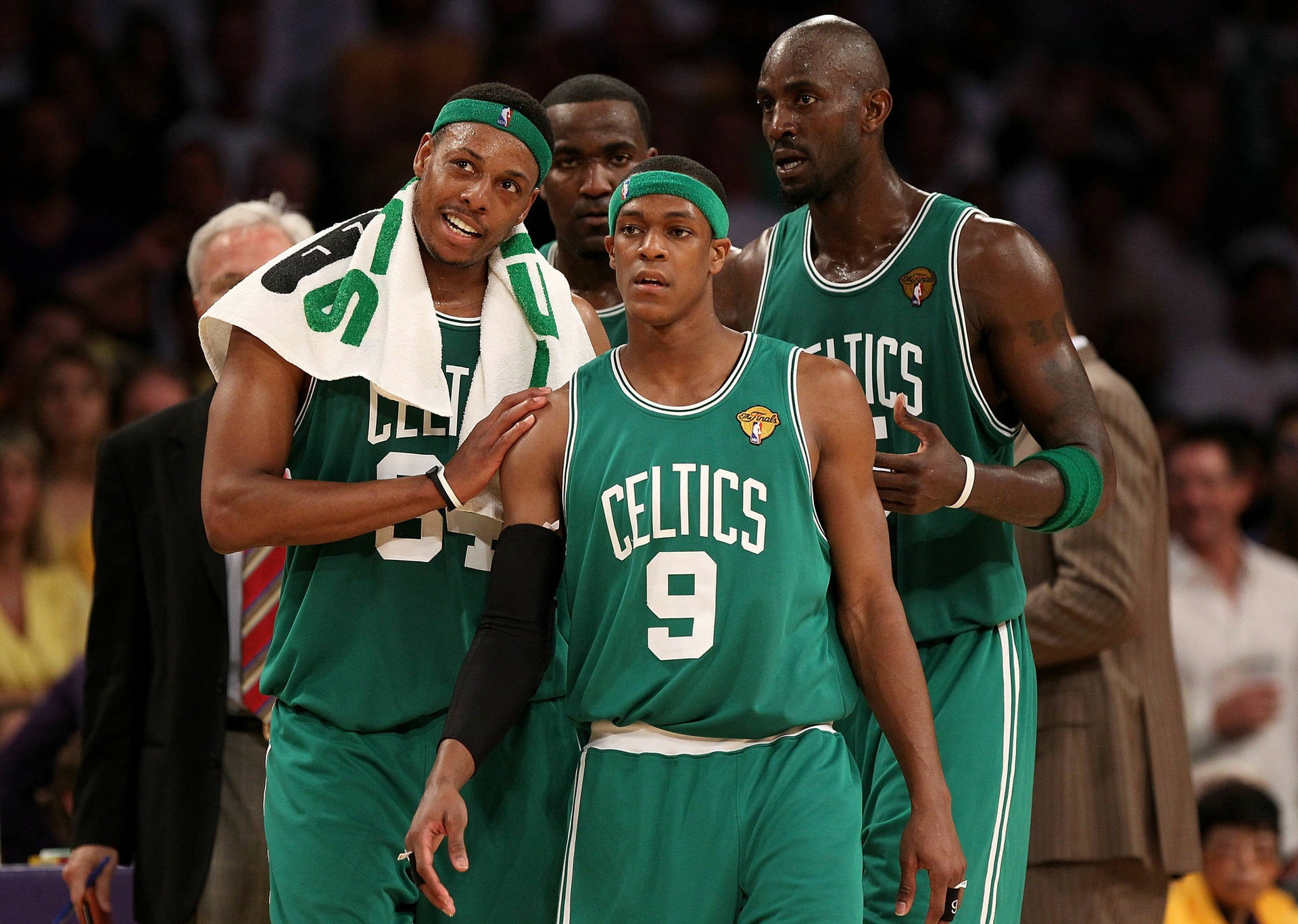 Paul Pierce And Other Players Together Background