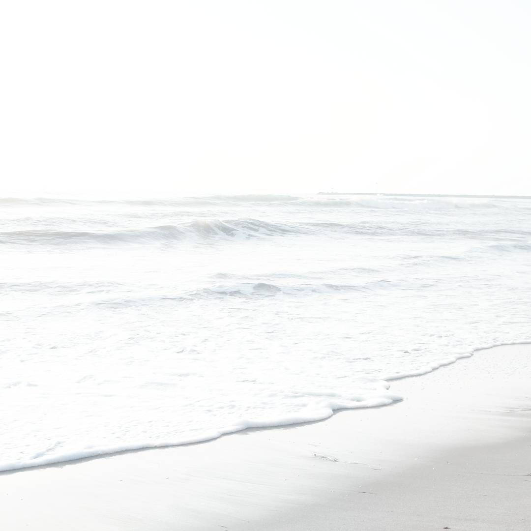Peaceful Seashore In Cute White Aesthetic Background