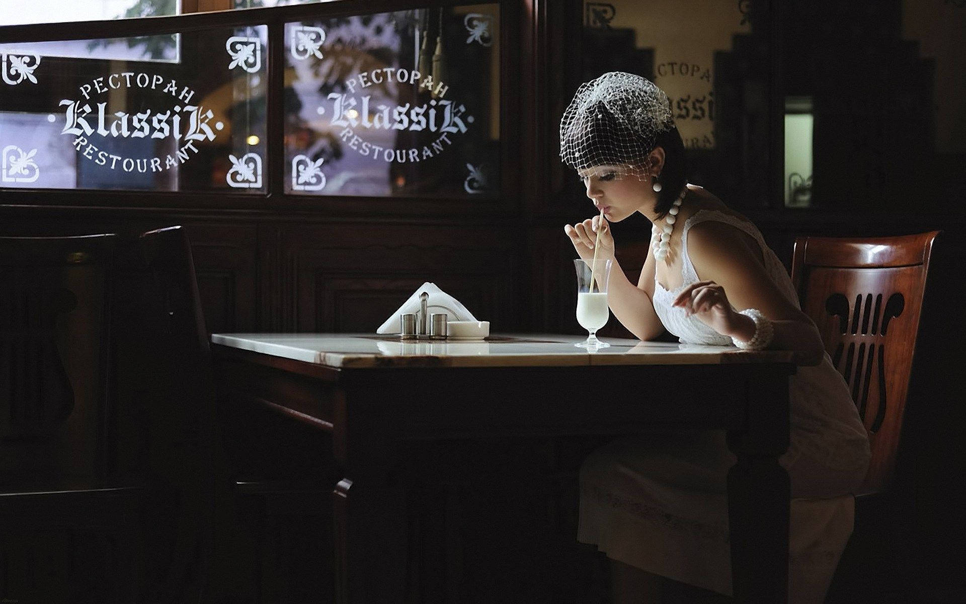 Pectopah Klassik Restaurant Retro Girl Background