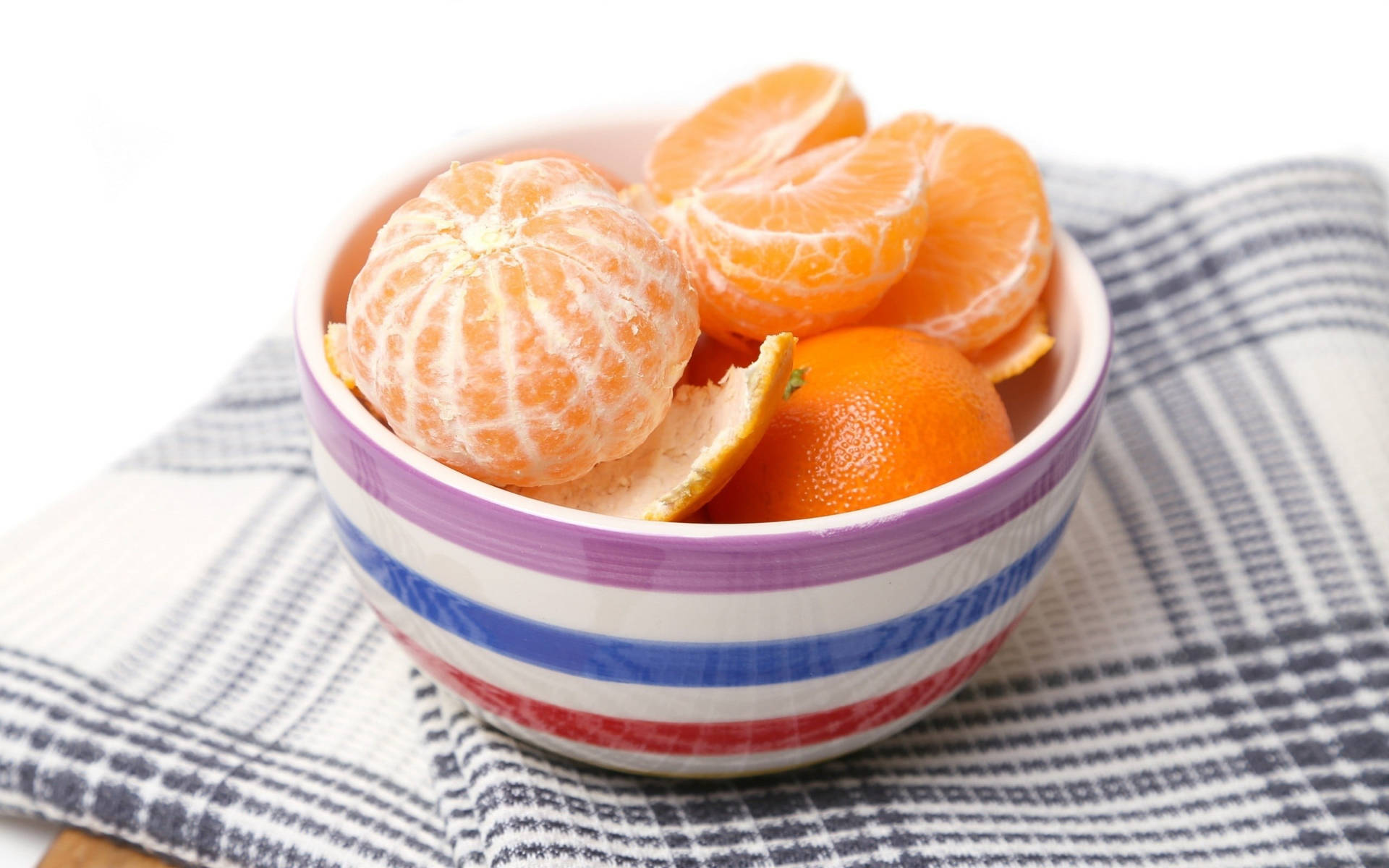 Peeled And Unpeeled Clementine Fruits In Bowl